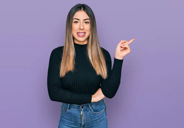 Jonge Spaanse Vrouw Casual Kleding Met Een Grote Glimlach Het — Stockfoto