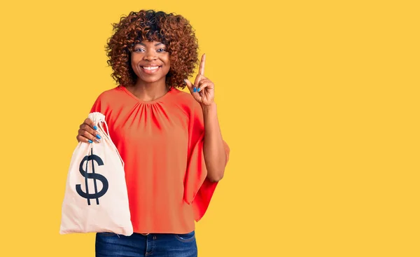 Joven Mujer Afroamericana Sosteniendo Bolsa Dinero Con Símbolo Del Dólar — Foto de Stock