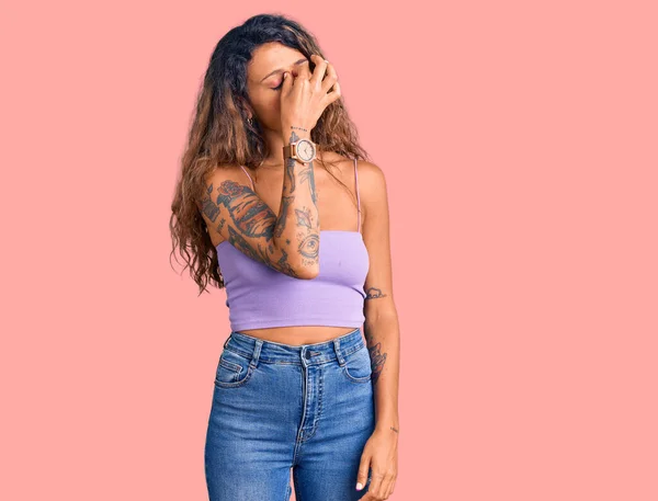 Jonge Latijns Amerikaanse Vrouw Met Tatoeage Casual Kleding Moe Wrijven — Stockfoto