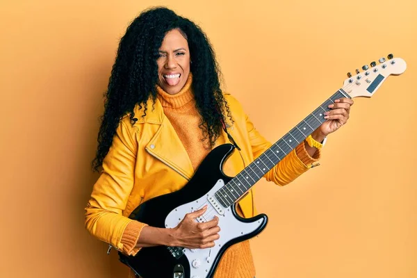 Střední Věk Africký Americký Žena Hrát Elektrický Kytara Vyčnívat Jazyk — Stock fotografie