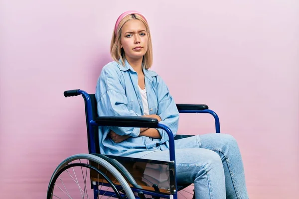 Красивая Блондинка Сидящая Инвалидной Коляске Скептически Нервно Неодобряющее Выражение Лица — стоковое фото