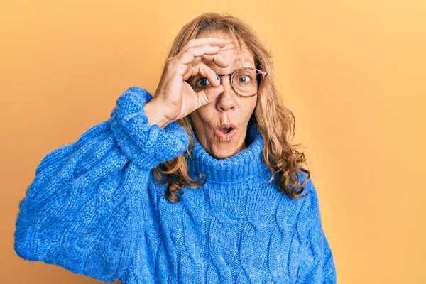 Donna Bionda Mezza Età Che Indossa Occhiali Maglione Invernale Casual — Foto Stock