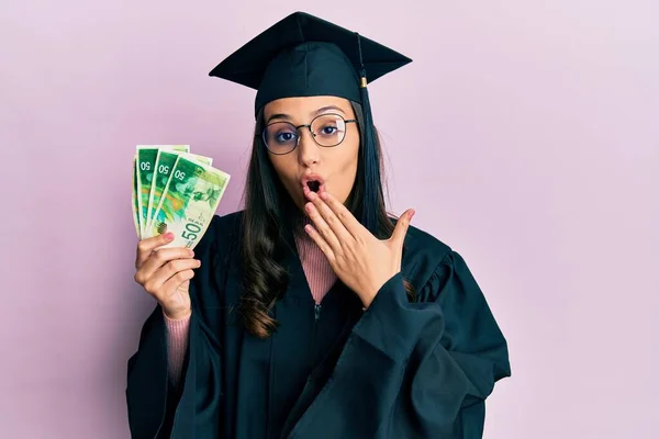 Mujer Hispana Joven Con Uniforme Graduación Sosteniendo Billetes Shekels Israelíes — Foto de Stock