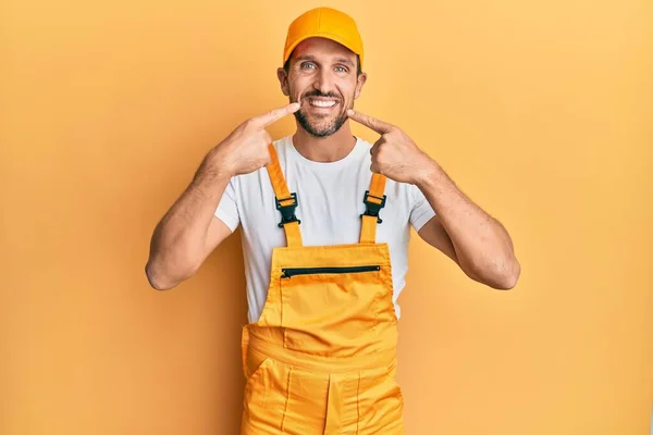 Joven Hombre Guapo Con Uniforme Manitas Sobre Fondo Amarillo Sonriendo — Foto de Stock