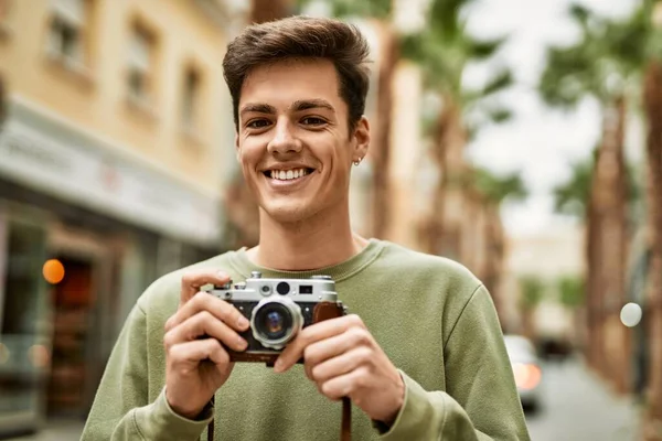 Giovane Ispanico Turista Uomo Sorridente Felice Utilizzando Fotocamera Vintage Città — Foto Stock