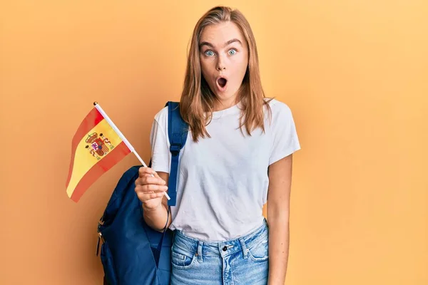 Mooie Blonde Vrouw Uitwisseling Student Met Spaanse Vlag Bang Verbaasd — Stockfoto