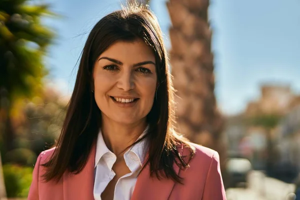 Hermosa Mujer Negocios Hispana Con Chaqueta Elegante Sonriendo Feliz Ciudad —  Fotos de Stock