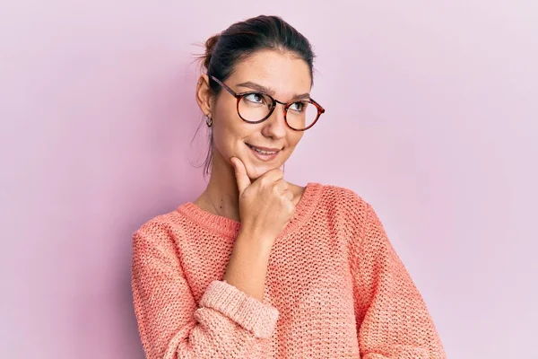 Jonge Blanke Vrouw Draagt Casual Kleding Een Bril Met Hand — Stockfoto