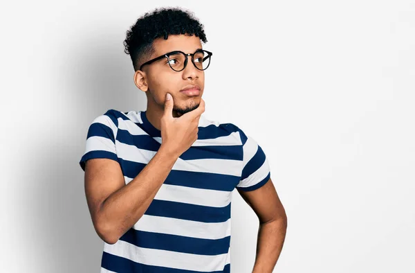 Fiatal Afro Amerikai Férfi Alkalmi Ruhát Szemüveget Visel Kezével Állán — Stock Fotó