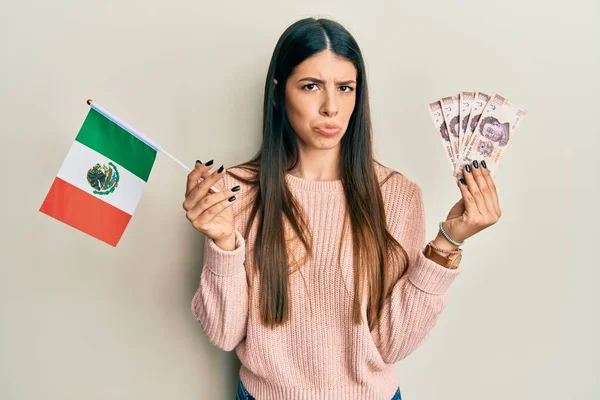 Mujer Hispana Joven Sosteniendo Bandera Mexicana Billetes Mexicanos Escépticos Nerviosos —  Fotos de Stock