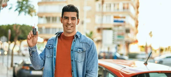 Jeune Homme Hispanique Souriant Heureux Tenant Voiture Clé Ville — Photo