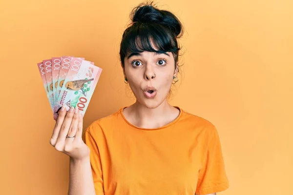 Genç Spanyol Kız Elinde 100 Yeni Zelanda Doları Tutuyor Banknot — Stok fotoğraf
