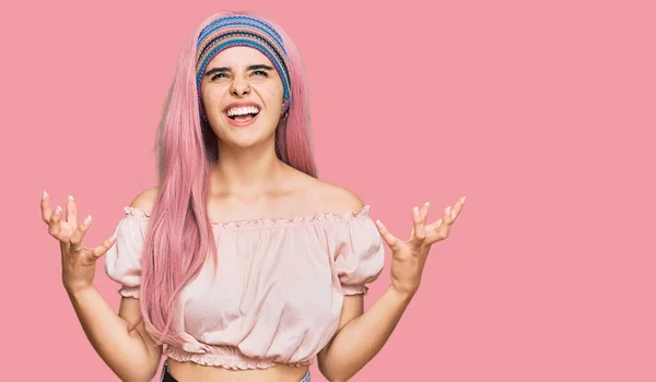 Menina Hispânica Jovem Com Cabelo Rosa Louco Louco Gritando Gritando — Fotografia de Stock