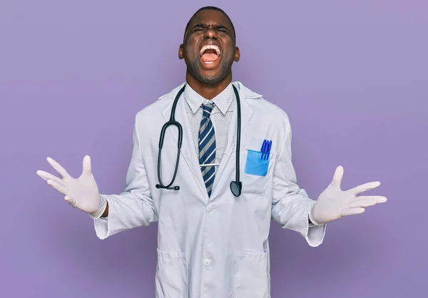 Jovem Afro Americano Vestindo Uniforme Médico Estetoscópio Celebrando Louco Louco — Fotografia de Stock