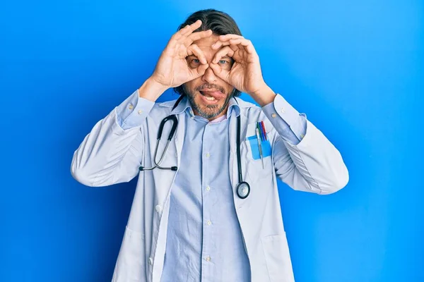 Hombre Guapo Mediana Edad Vistiendo Uniforme Médico Estetoscopio Haciendo Buen —  Fotos de Stock