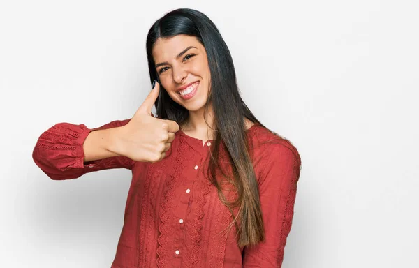 Молода Іспаномовна Жінка Повсякденному Одязі Робить Щасливі Великі Пальці Вгору — стокове фото