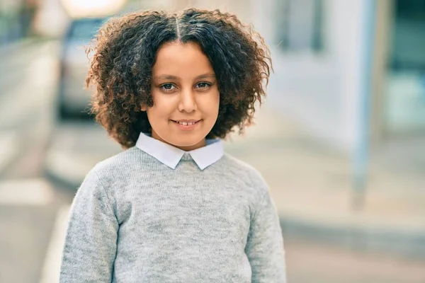 Bedårande Hispanic Barn Flicka Ler Glad Stående Vid Staden — Stockfoto