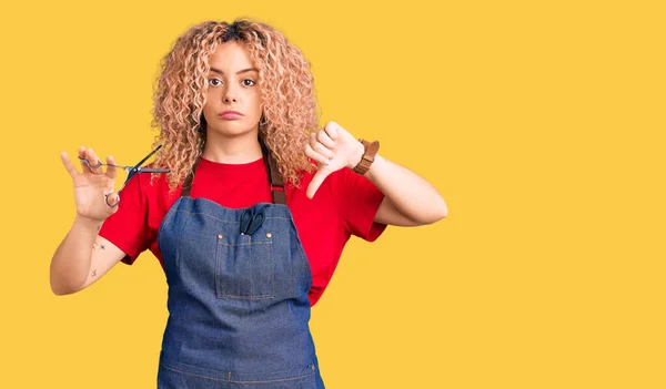 Jovem Loira Com Cabelo Encaracolado Usando Avental Barbeiro Com Rosto — Fotografia de Stock