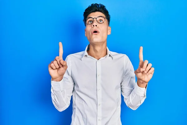 Jeune Homme Hispanique Portant Des Vêtements Décontractés Des Lunettes Étonné — Photo