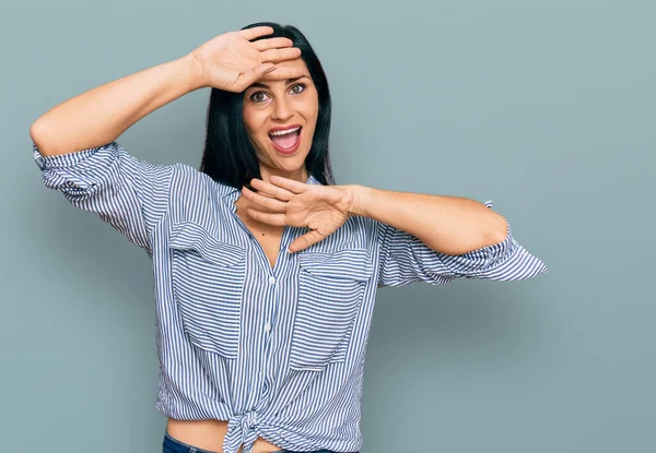 Junge Kaukasische Frau Lässiger Kleidung Lächelt Fröhlich Spielend Und Guckt — Stockfoto