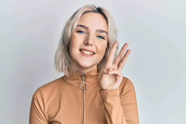 Jong Blond Meisje Dragen Casual Kleding Tonen Wijzen Met Vingers — Stockfoto