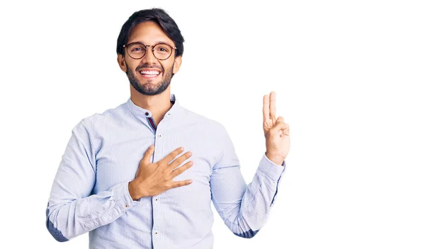 Schöner Hispanischer Mann Mit Businesshemd Und Brille Der Lächelnd Mit — Stockfoto