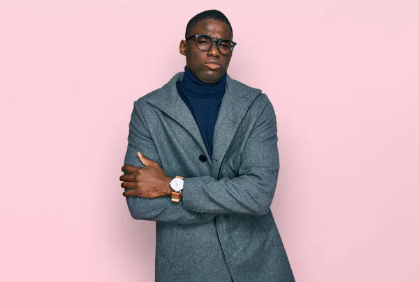 ビジネス服や眼鏡を身に着けている若いアフリカ系アメリカ人男性は懐疑的で緊張し 両腕を組んで顔の表情を否定している 否定的な人 — ストック写真
