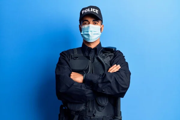 Ung Latinamerikansk Man Klädd Polisuniform Och Medicinsk Mask Glad Ansikte — Stockfoto