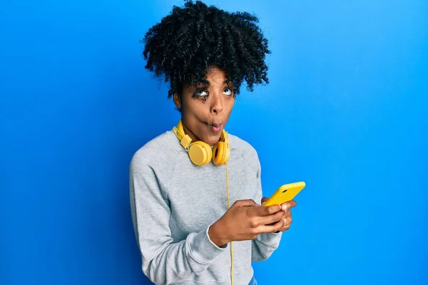 Africano Mulher Americana Com Cabelo Afro Usando Mensagem Digitação Smartphone — Fotografia de Stock