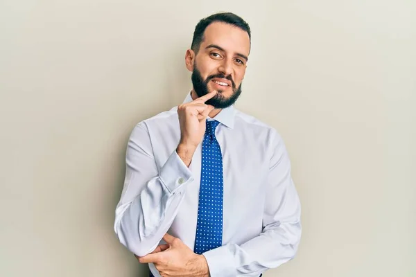 Junger Mann Mit Bart Business Krawatte Und Selbstbewusst Lächelnd Mit — Stockfoto