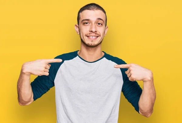 Spaanse Jongeman Casual Kleding Die Zelfverzekerd Uitziet Met Een Glimlach — Stockfoto