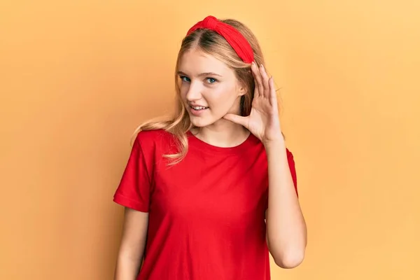 Hermosa Chica Caucásica Joven Con Camiseta Roja Casual Sonriendo Con —  Fotos de Stock