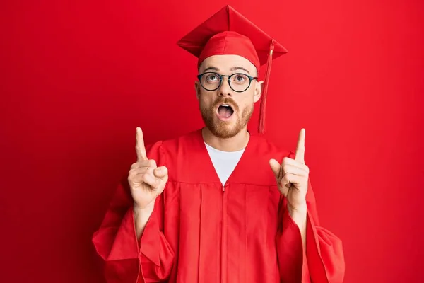 Joven Pelirrojo Vestido Con Gorra Graduación Roja Bata Ceremonia Asombrado — Foto de Stock