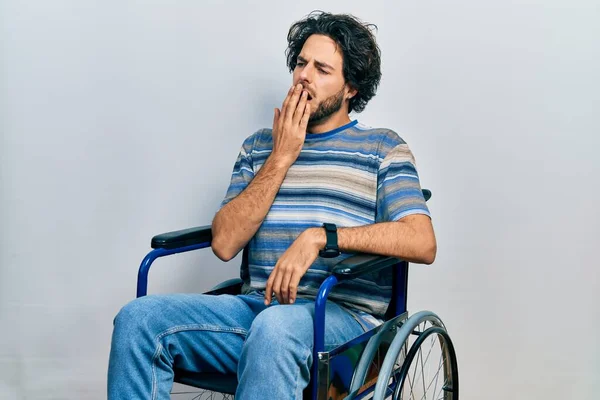 Tekerlekli Sandalyede Oturan Yakışıklı Esnemekten Sıkılmış Ağzı Eliyle Kapatan Adam — Stok fotoğraf