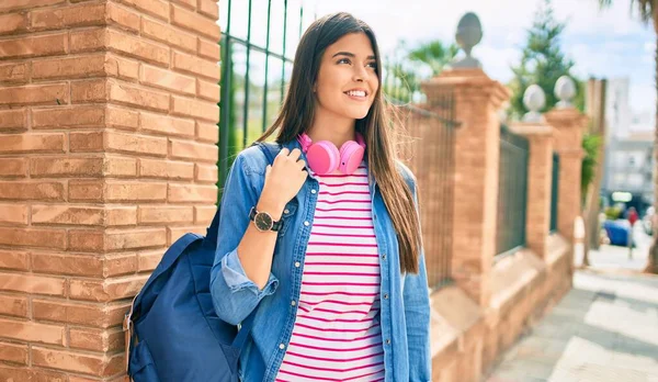 Giovane Studentessa Ispanica Sorridente Felice Camminare Città — Foto Stock