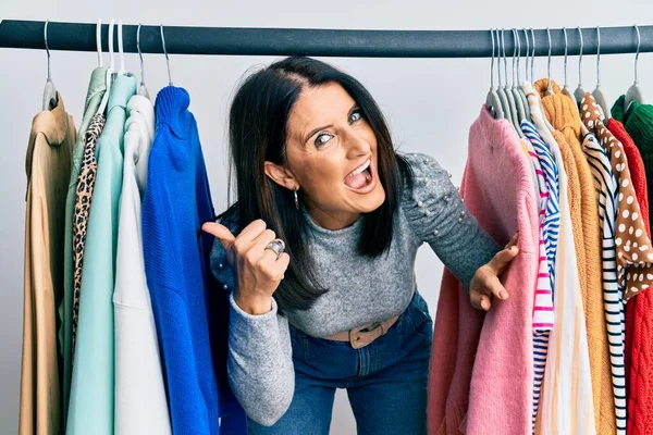Donna Bruna Mezza Età Che Lavora Come Personal Shopper Professionale — Foto Stock