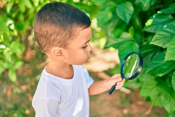 Adorável Menino Hispânico Usando Lupa Brincando Parque — Fotografia de Stock