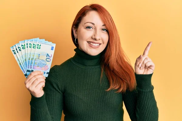 Mulher Ruiva Bonita Segurando Monte Notas Euro Sorrindo Feliz Apontando — Fotografia de Stock