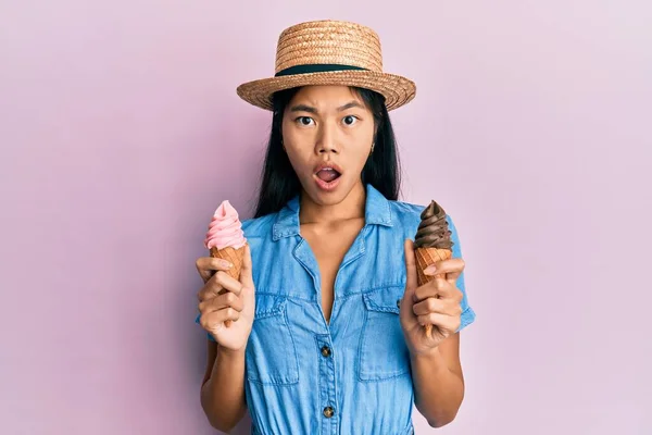 Молодая Китаянка Летнем Стиле Держит Мороженое Шоковой Морде Выглядит Скептически — стоковое фото