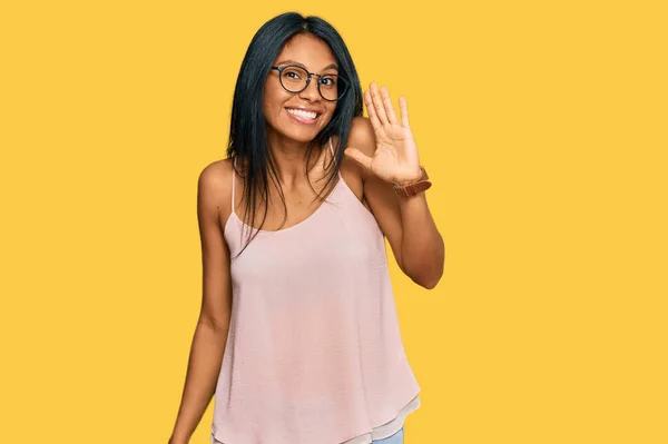 Jovem Afro Americana Vestindo Roupas Casuais Óculos Renunciando Dizendo Olá — Fotografia de Stock