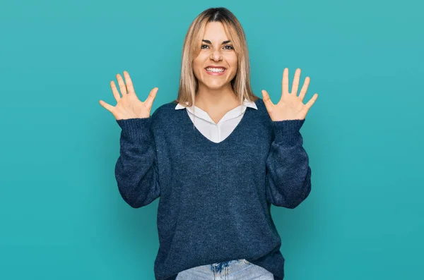 Junge Kaukasische Frau Lässiger Kleidung Zeigt Mit Fingern Nummer Zehn — Stockfoto