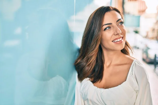 Joven Mujer Hispana Sonriendo Feliz Apoyada Pared Ciudad —  Fotos de Stock