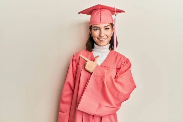 Jeune Femme Caucasienne Portant Casquette Graduation Robe Cérémonie Joyeuse Avec — Photo