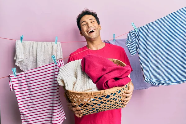 Bonito Hispânico Fazendo Lavandaria Segurando Cesta Vime Sorrindo Rindo Duro — Fotografia de Stock