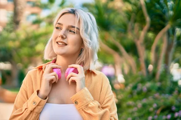 Junge Blonde Mädchen Lächelt Glücklich Mit Kopfhörern Park — Stockfoto