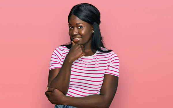 Afrikaanse Jonge Vrouw Draagt Casual Gestreepte Shirt Met Hand Kin — Stockfoto