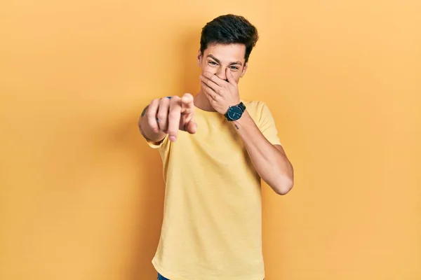 Νεαρός Ισπανός Που Φοράει Κίτρινο Μπλουζάκι Γελώντας Μαζί Σου Δείχνοντας — Φωτογραφία Αρχείου