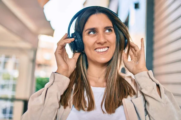 Νεαρή Καυκάσια Γυναίκα Χαμογελά Ευτυχισμένη Ακούγοντας Μουσική Χρησιμοποιώντας Ακουστικά Στην — Φωτογραφία Αρχείου