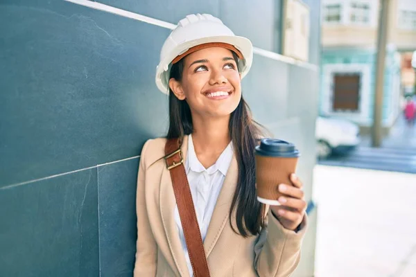 Jeune Fille Architecte Latine Souriant Heureux Boire Emporter Café Ville — Photo