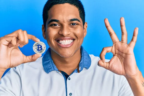 Jonge Knappe Spaanse Man Met Virtuele Valuta Bitcoin Doet Teken — Stockfoto